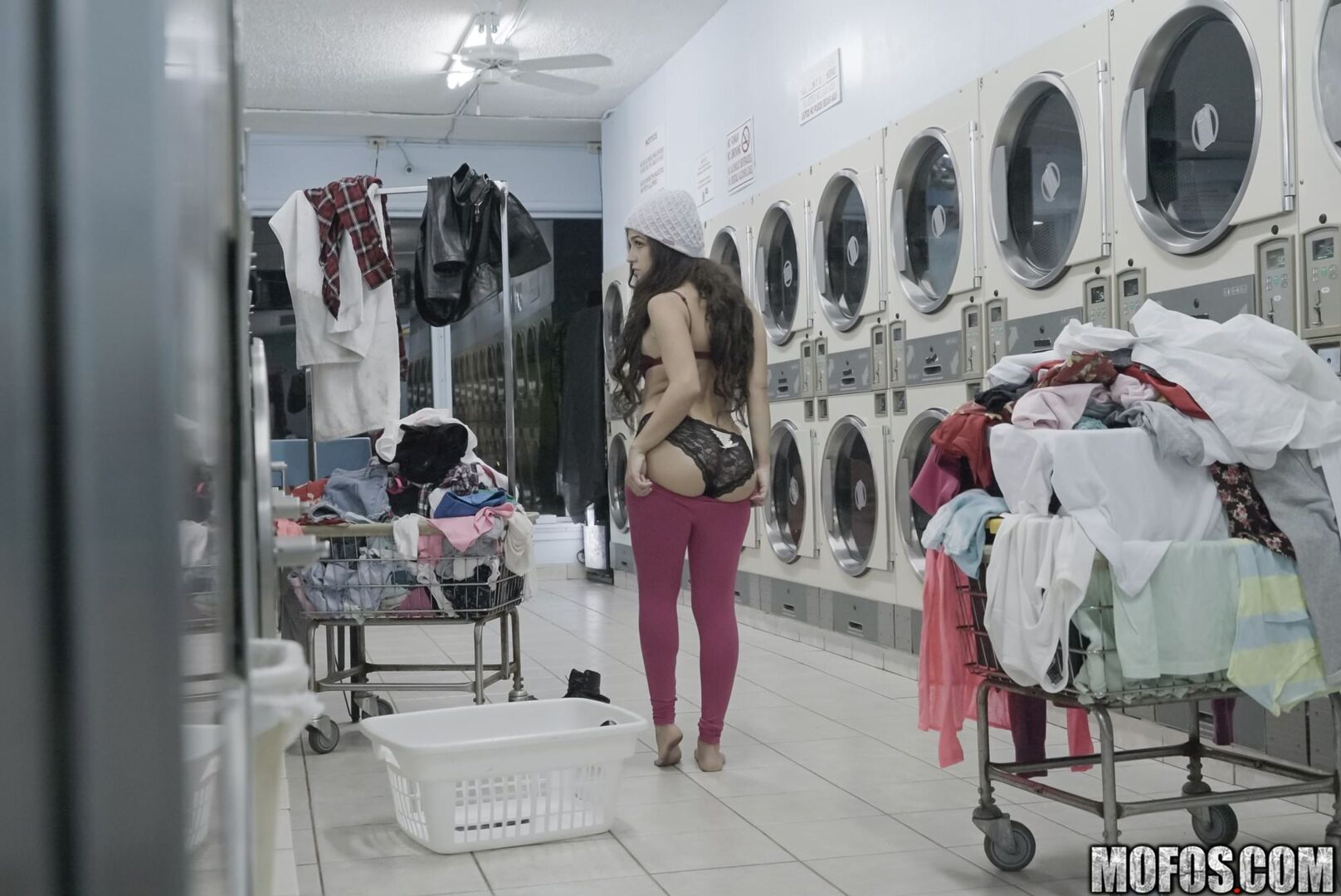 Latina Gets Facial In Laundromat