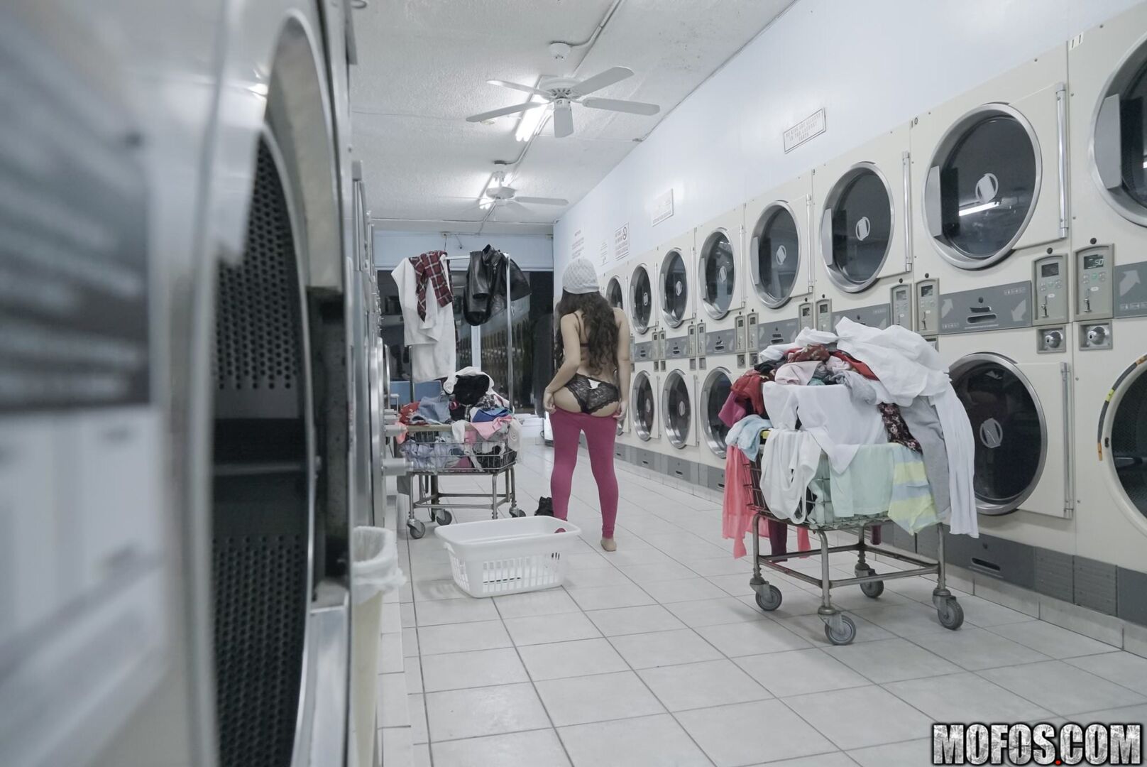 Latina Gets Facial In Laundromat