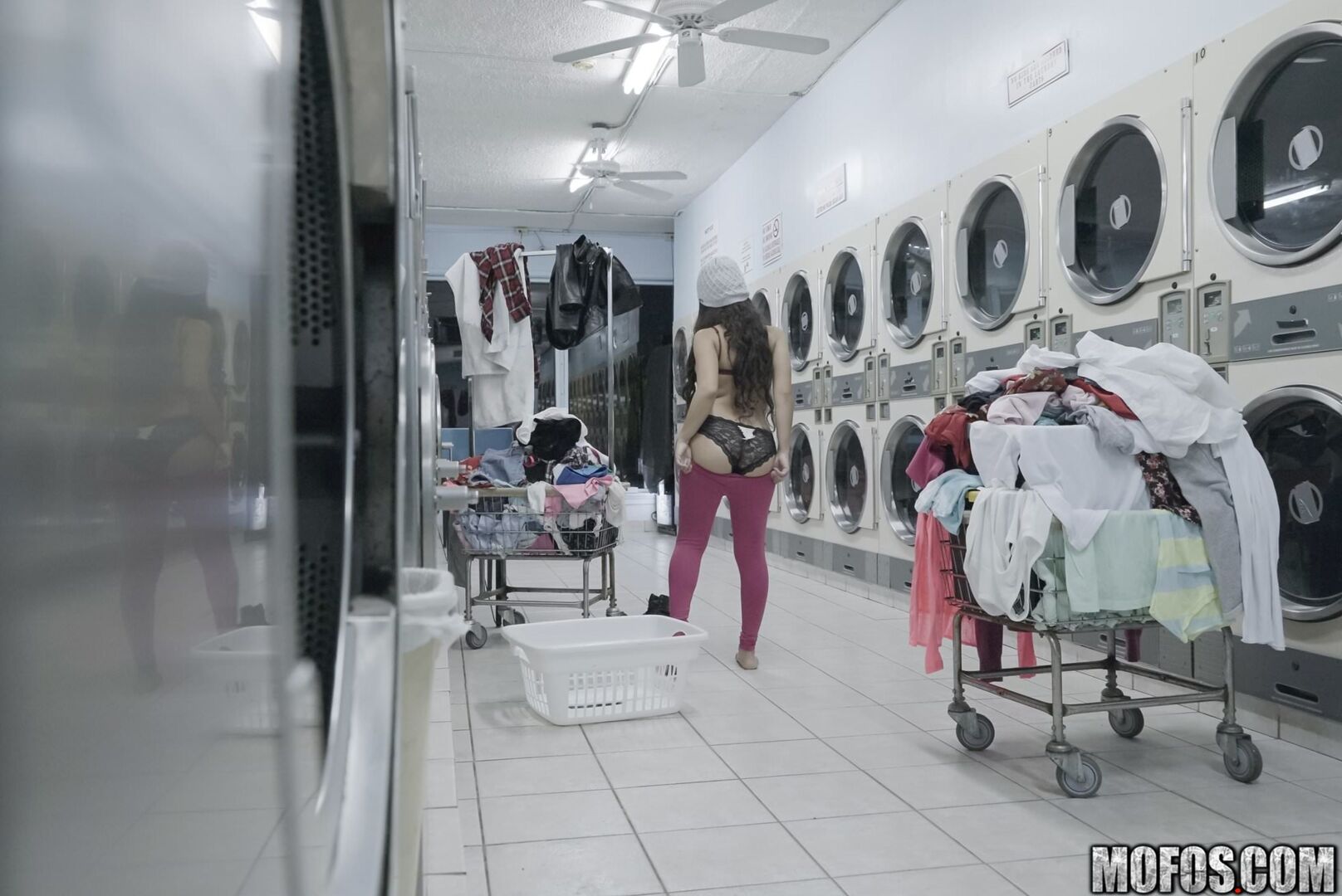 Latina Gets Facial In Laundromat