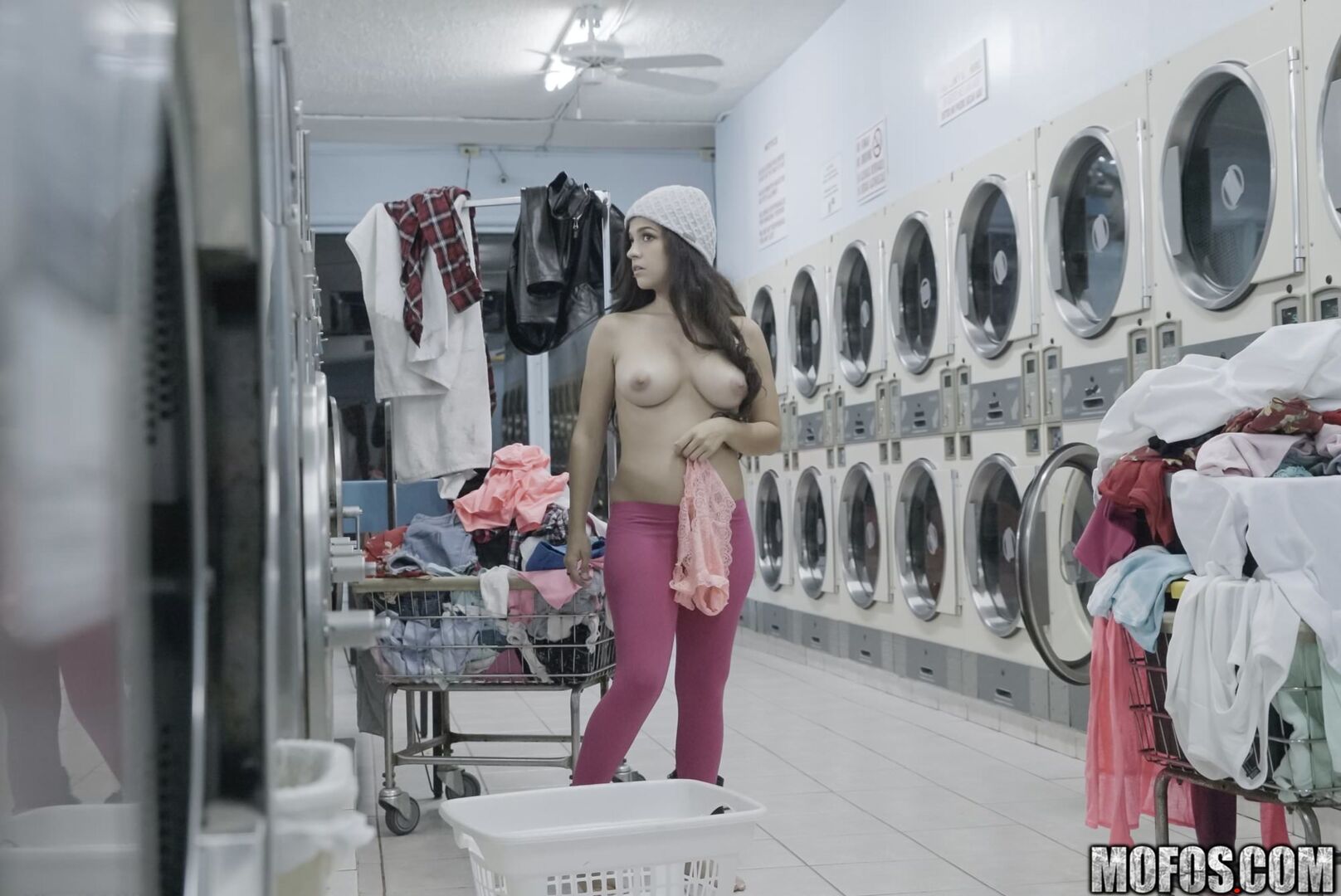 Latina Gets Facial In Laundromat