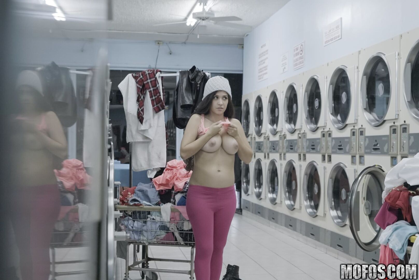 Latina Gets Facial In Laundromat