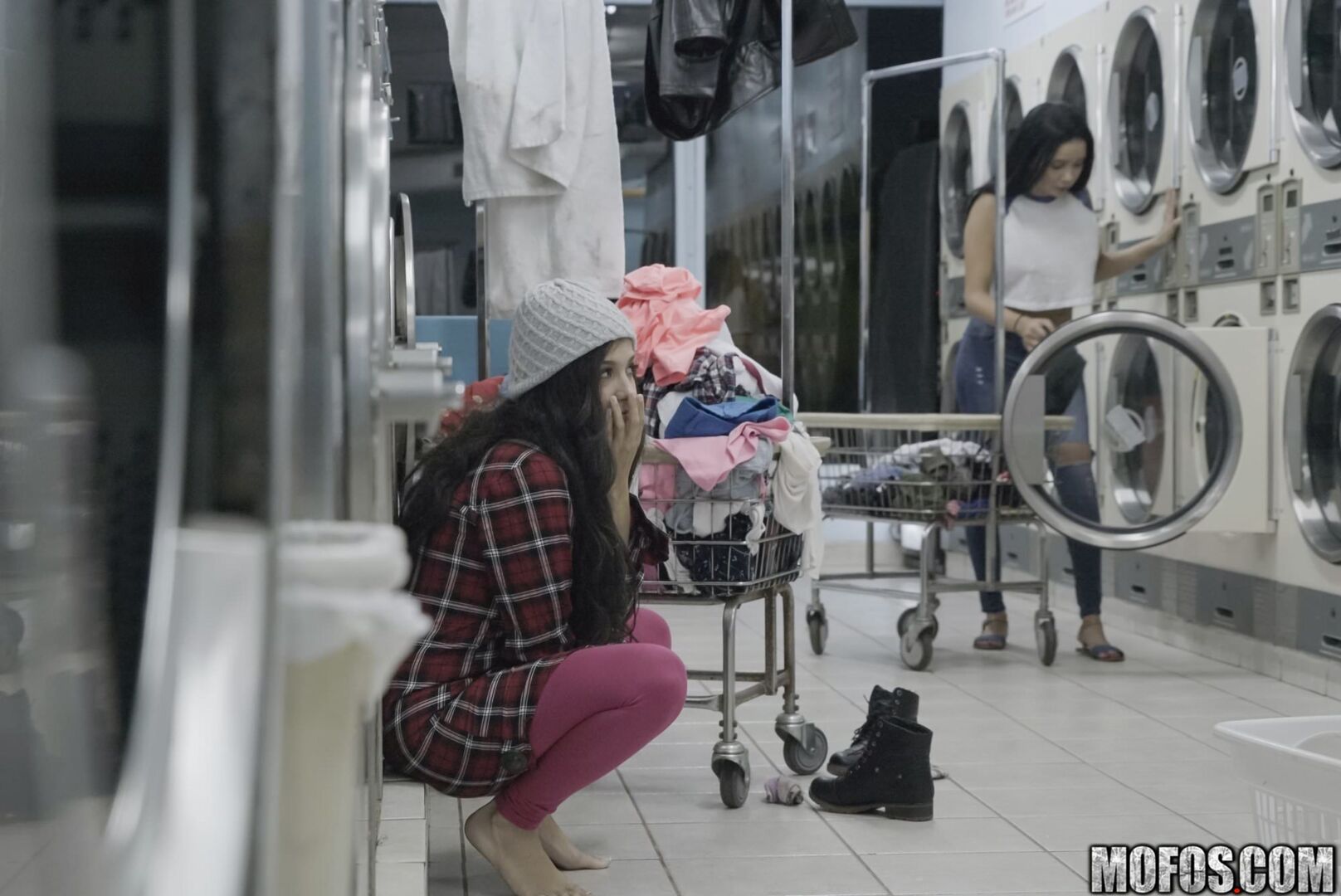 Latina Gets Facial In Laundromat