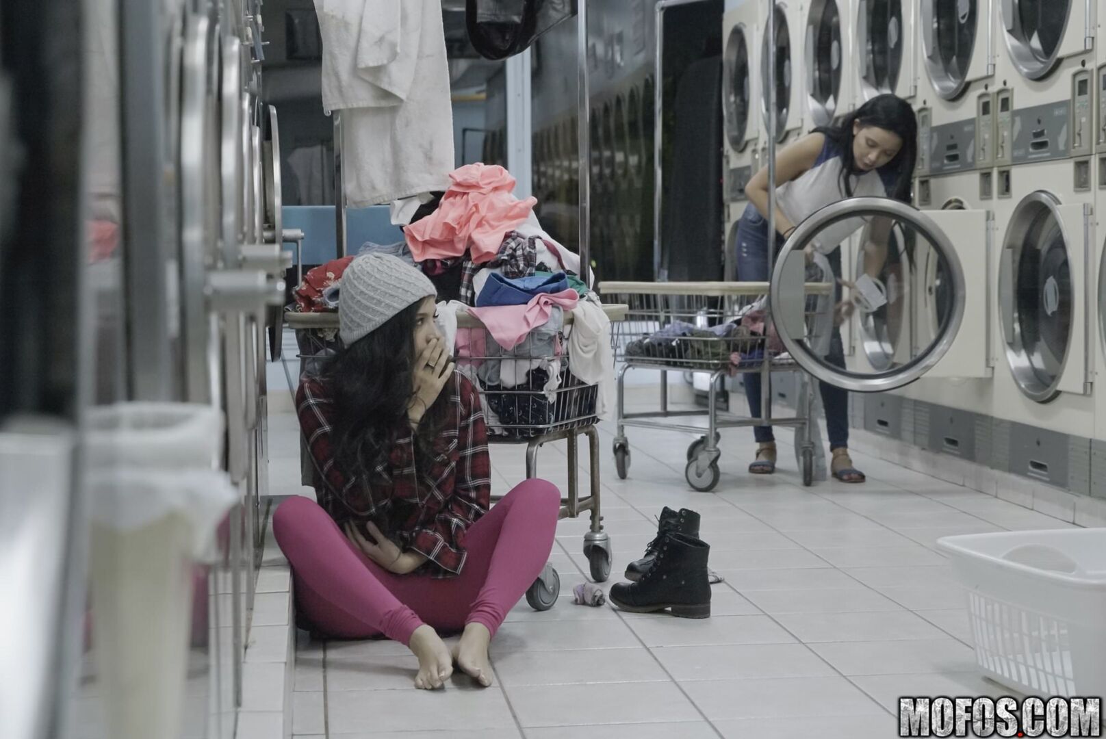 Latina Gets Facial In Laundromat