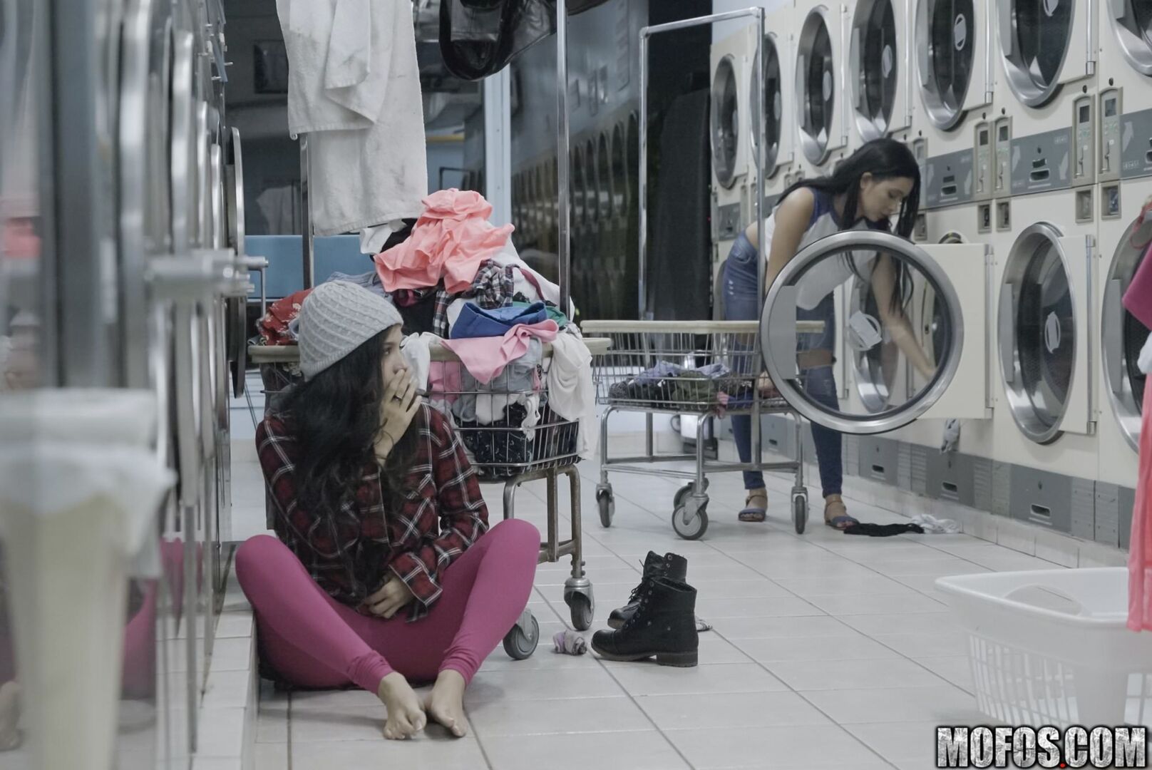 Latina Gets Facial In Laundromat