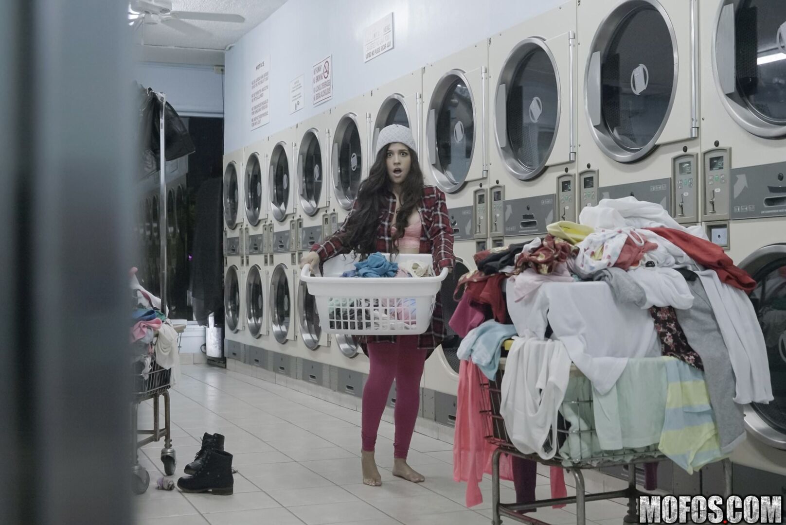 Latina Gets Facial In Laundromat