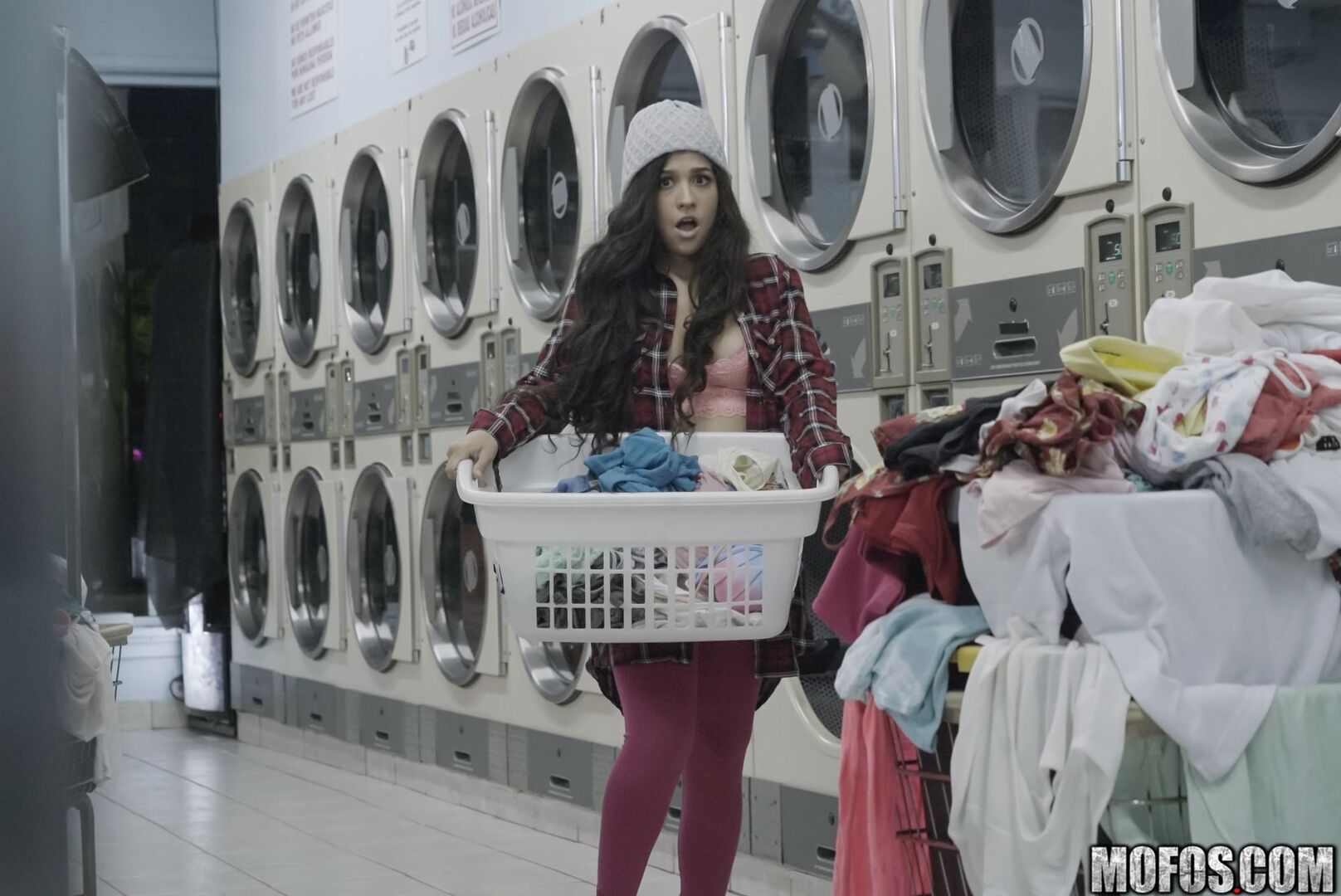 Latina Gets Facial In Laundromat