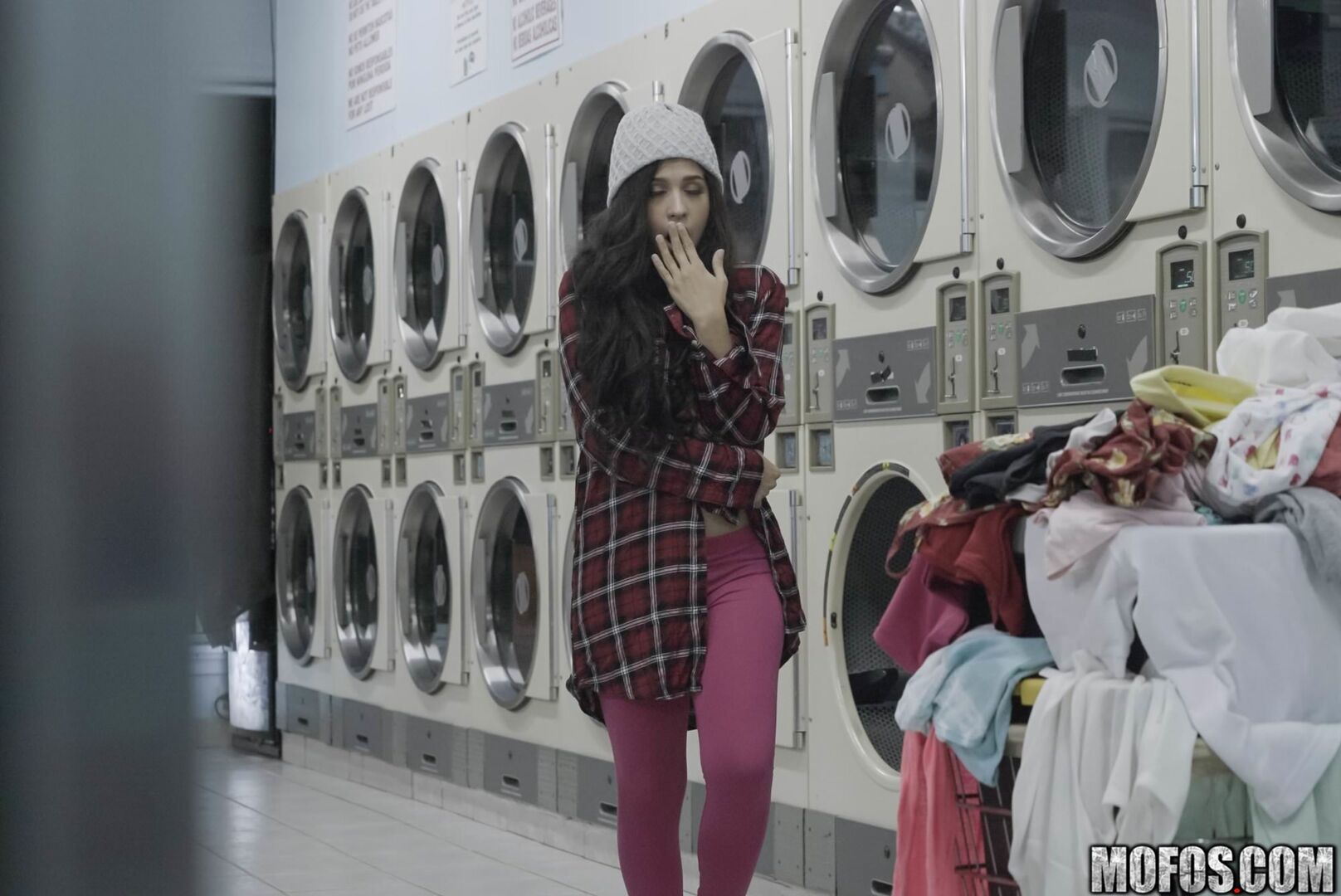 Latina Gets Facial In Laundromat