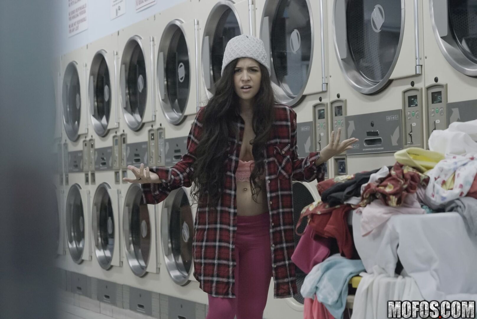 Latina Gets Facial In Laundromat