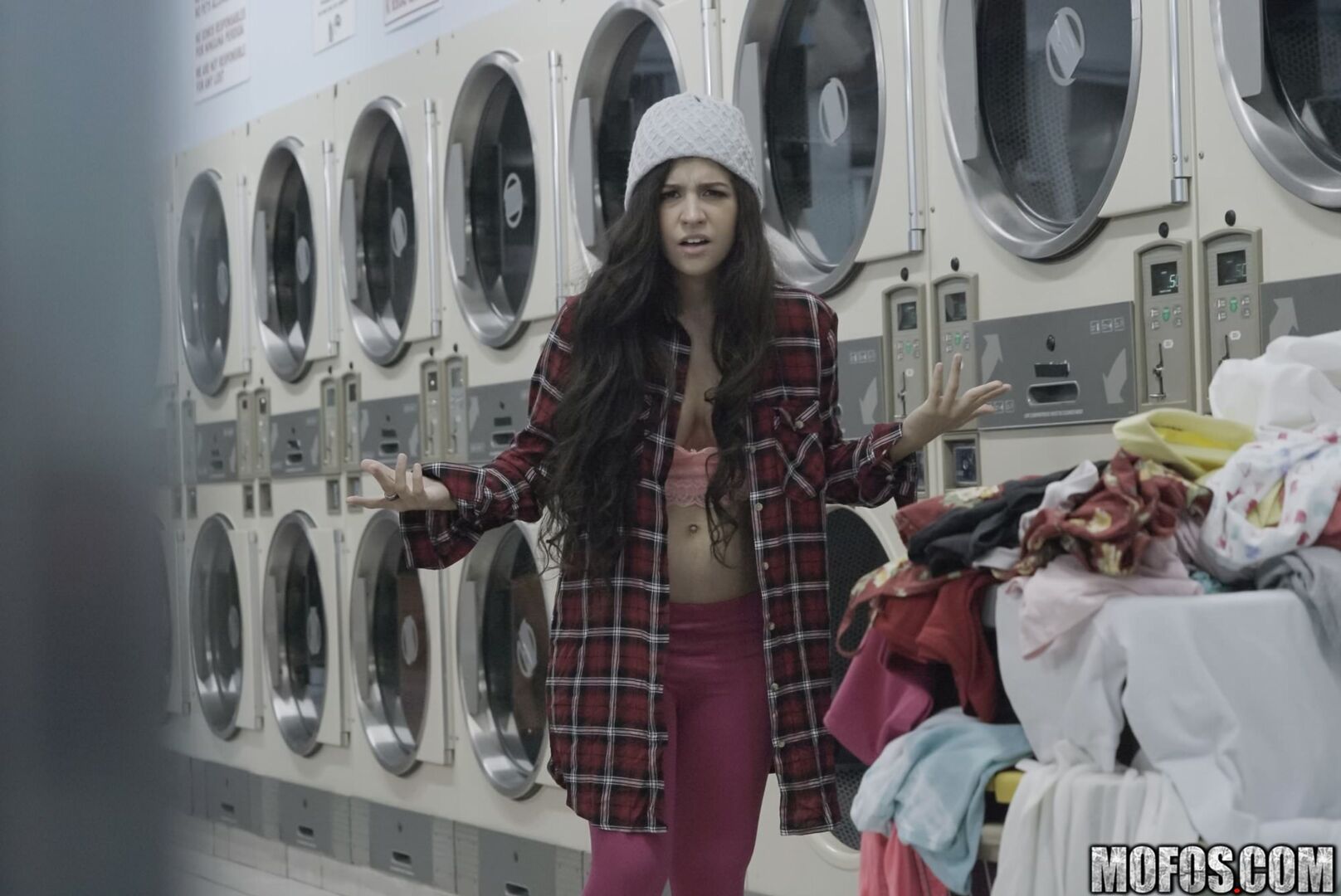 Latina Gets Facial In Laundromat