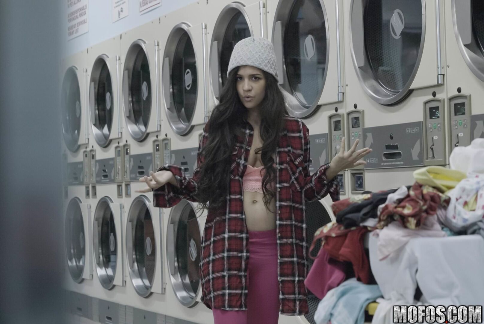 Latina Gets Facial In Laundromat