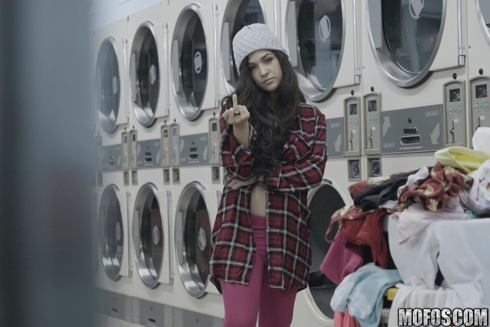 Latina Gets Facial In Laundromat