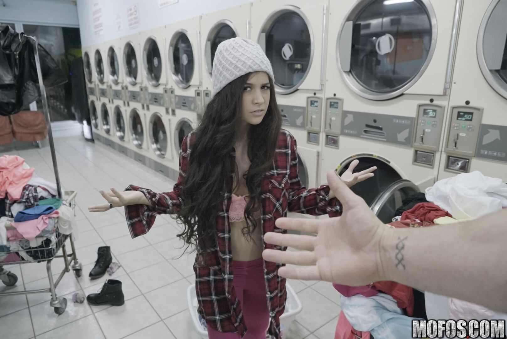 Latina Gets Facial In Laundromat
