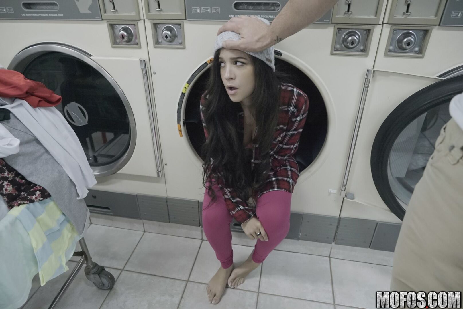 Latina Gets Facial In Laundromat