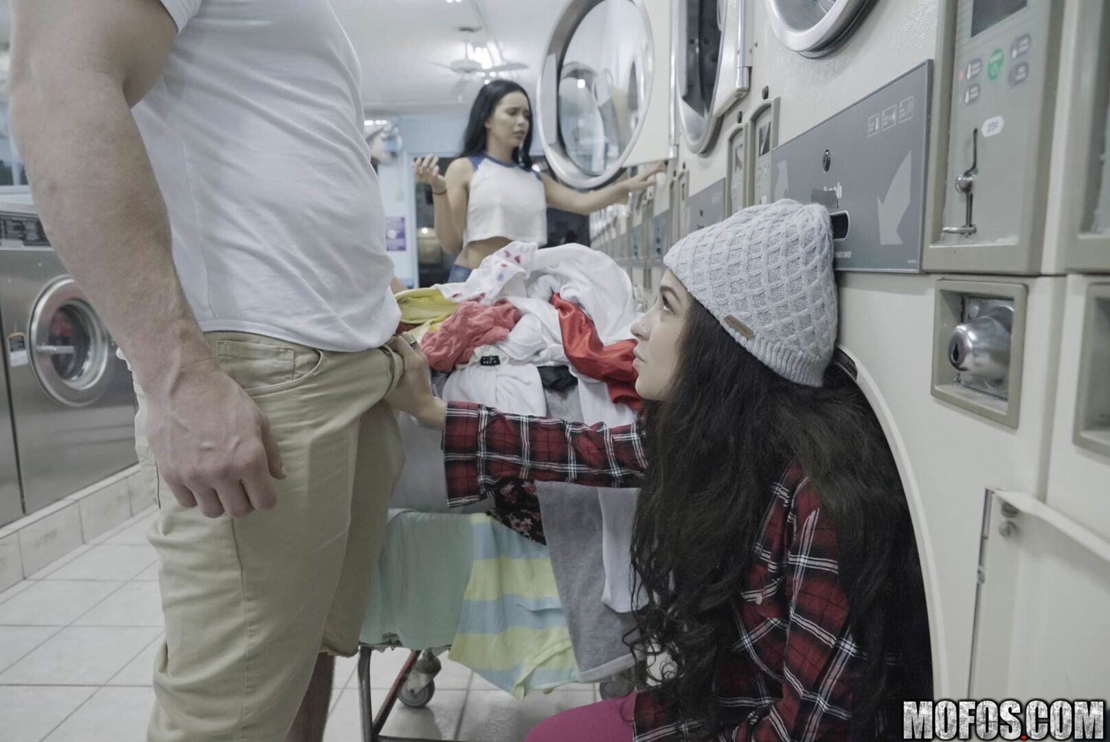 Latina Gets Facial In Laundromat