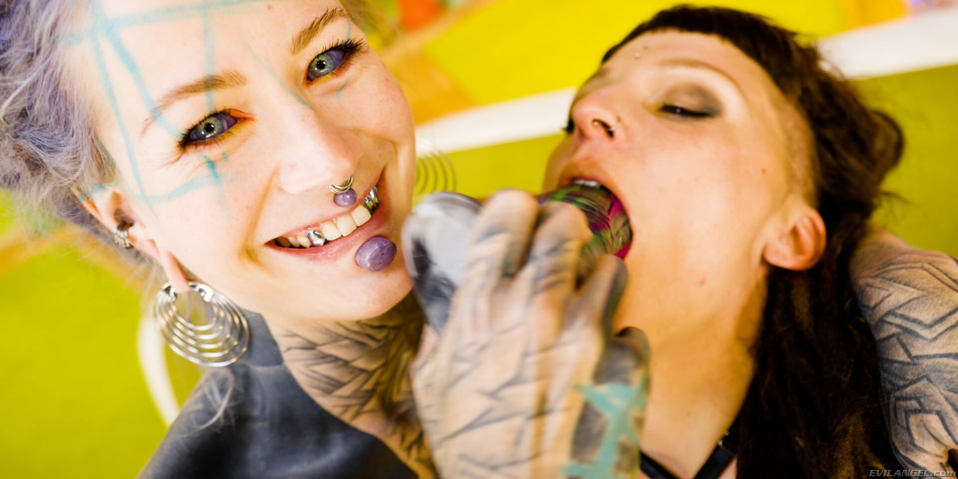 Wildwuxx & Anuskatzz: Fisting & Toys