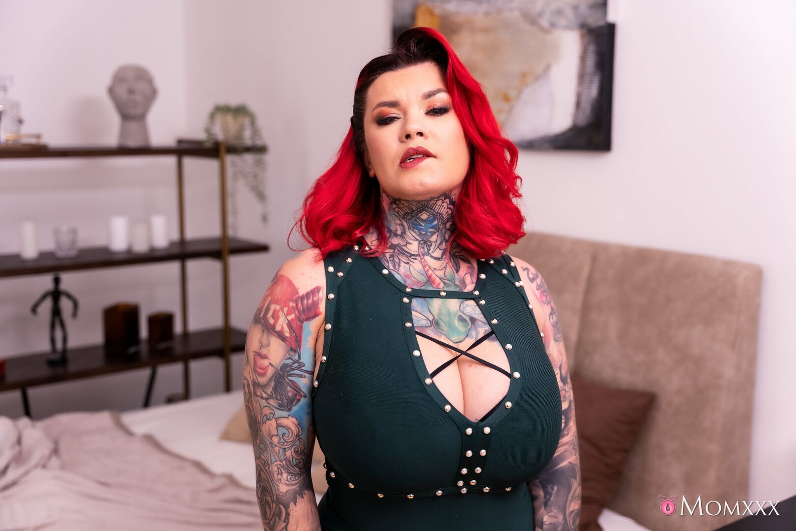 Curvy tattooed MILF shows her worth