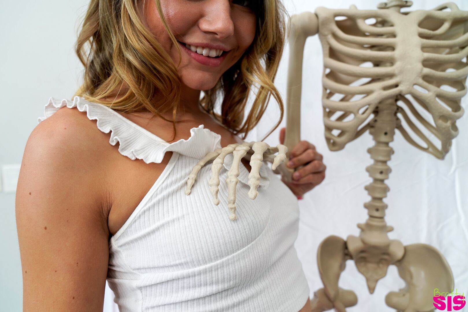 This Halloween My Stepsis Jumped My Bones - S24:E10