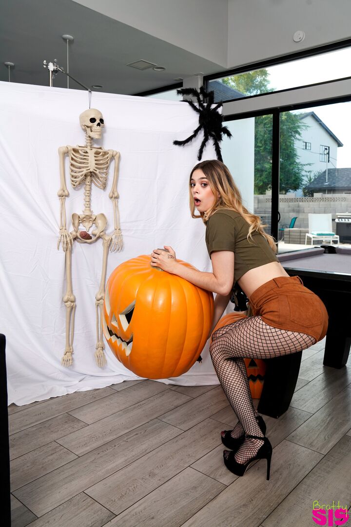 This Halloween My Stepsis Jumped My Bones - S24:E10