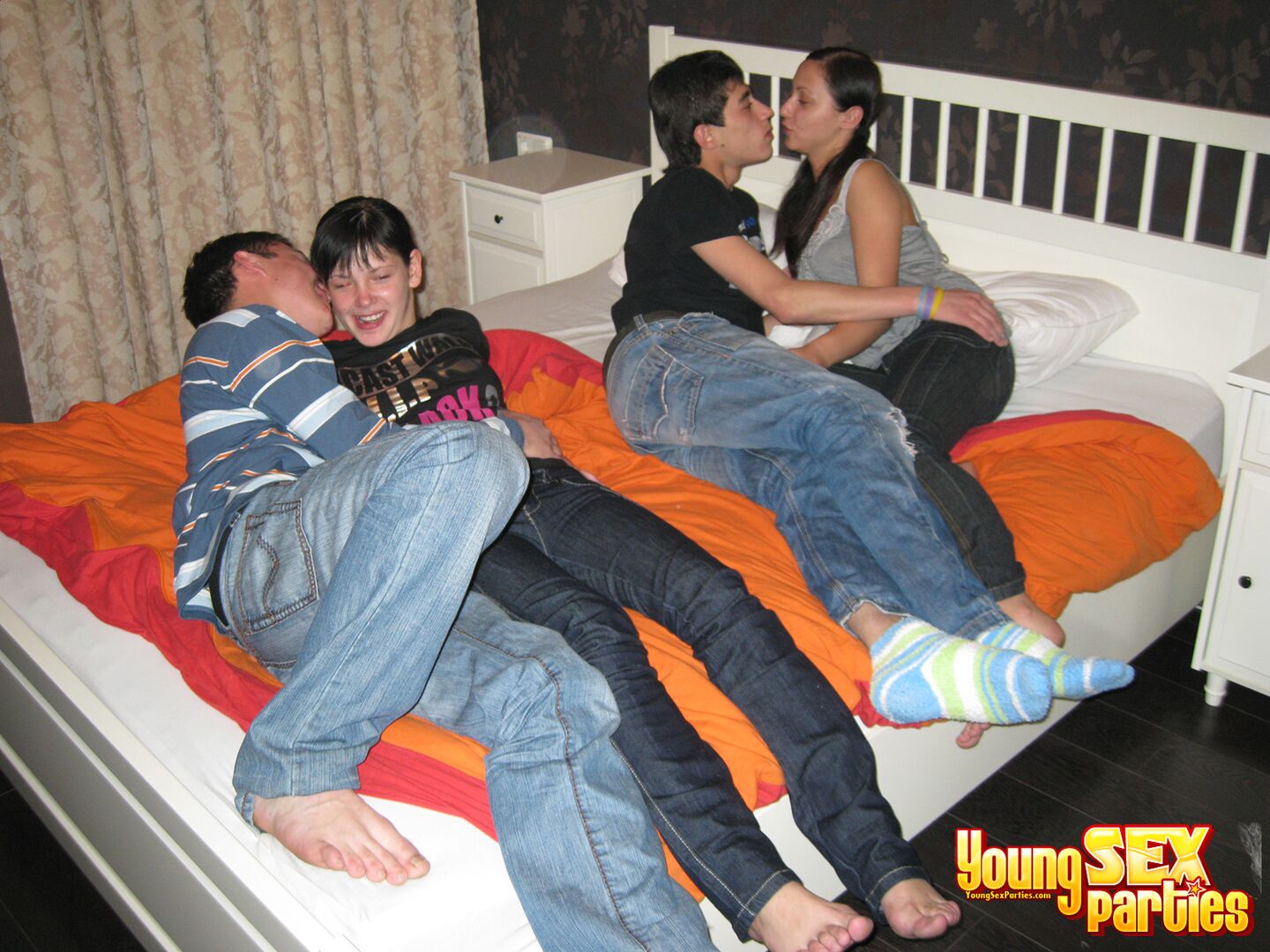 ROOMMATES FUCK TWO CHICKS ON A LARGE BED