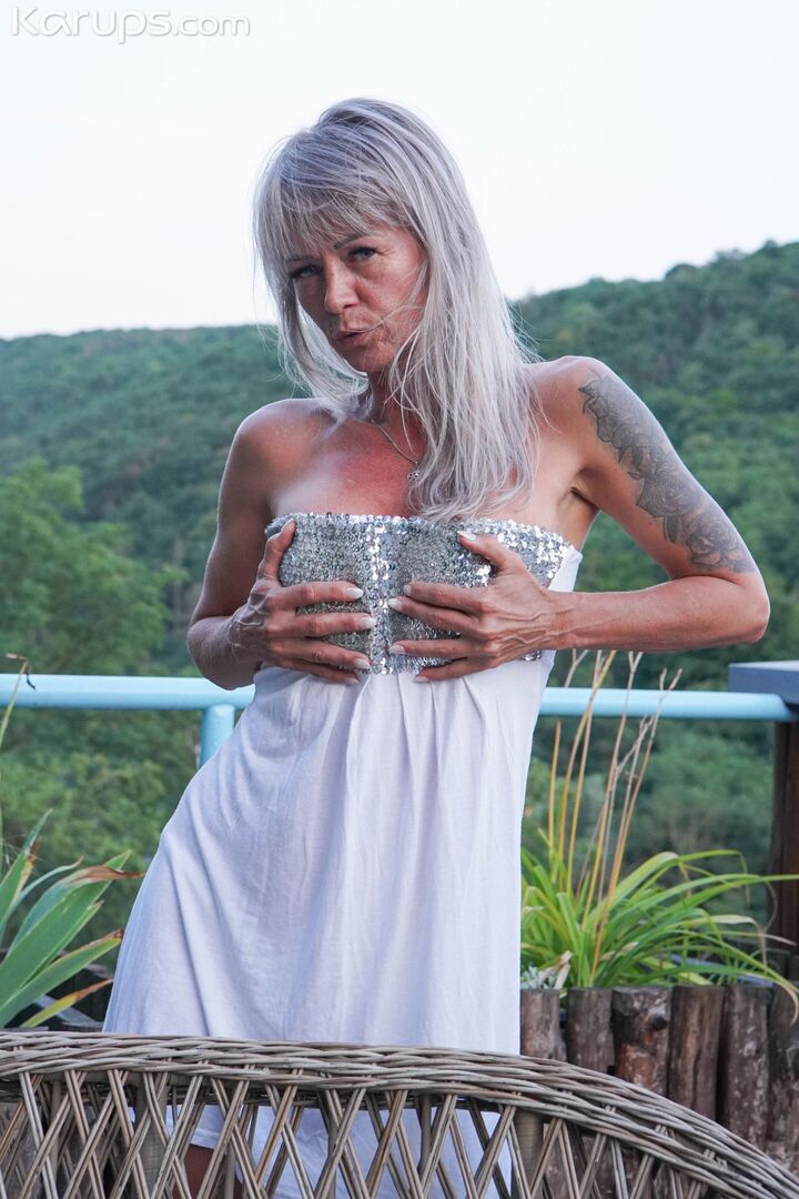 LETTY CUMS OUTSIDE