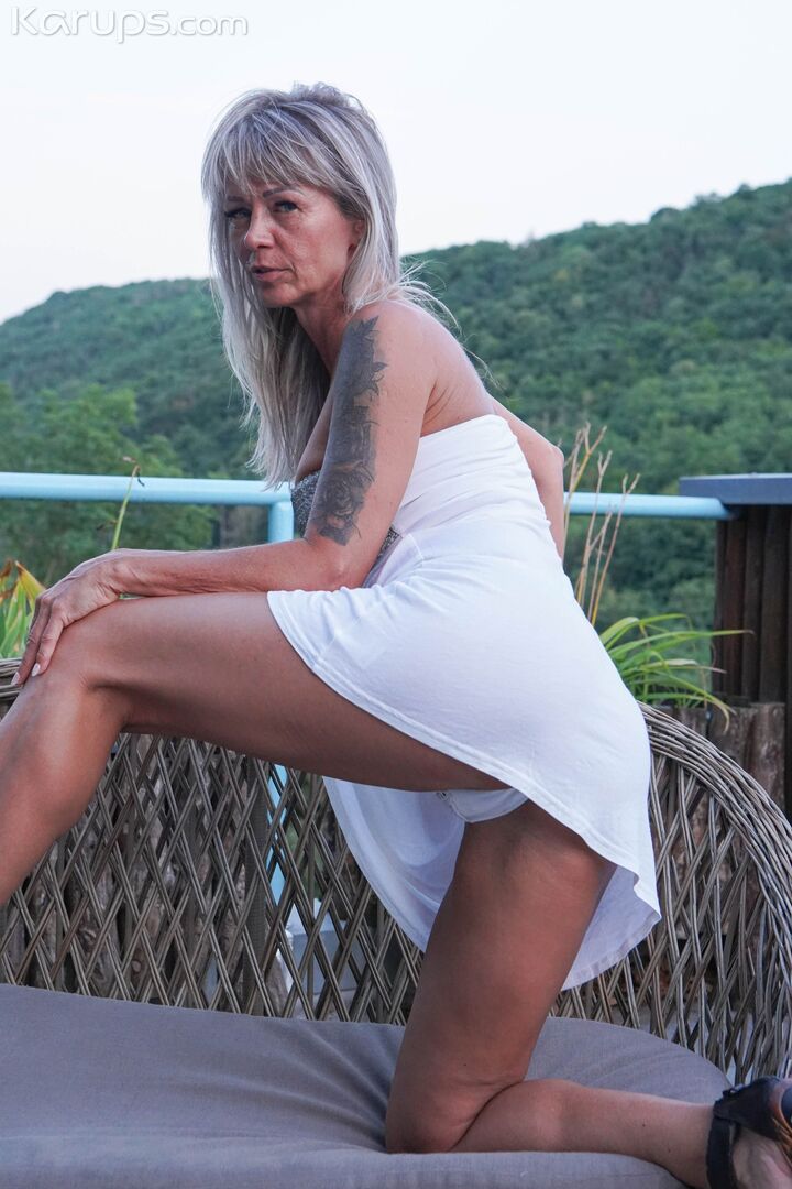 LETTY CUMS OUTSIDE