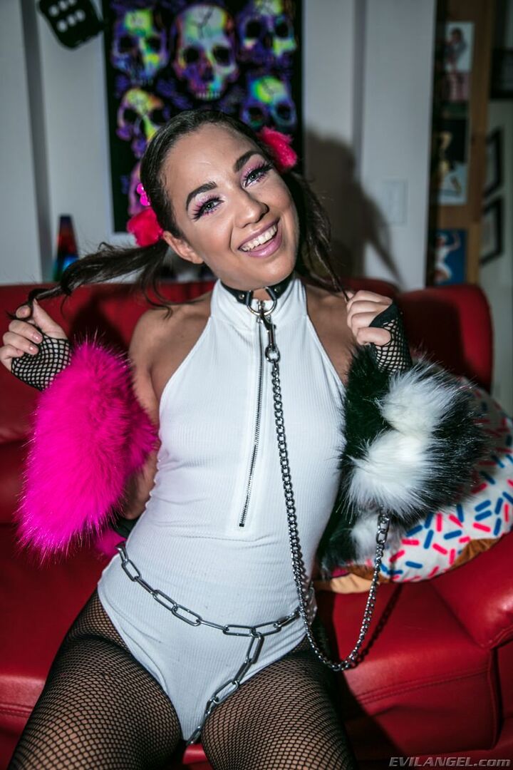 Pig-Tailed Amara's Graphic Anal Hookup