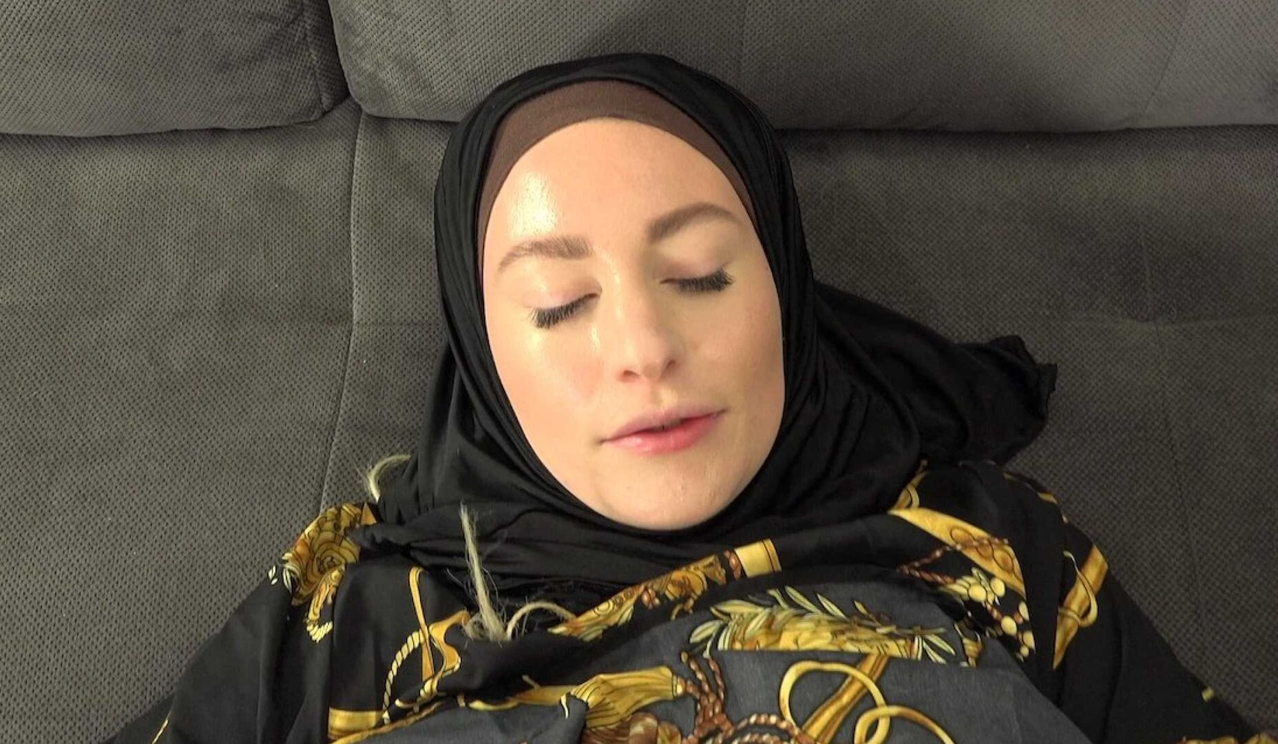 Lazy babe in hijab gets hardcore penetration