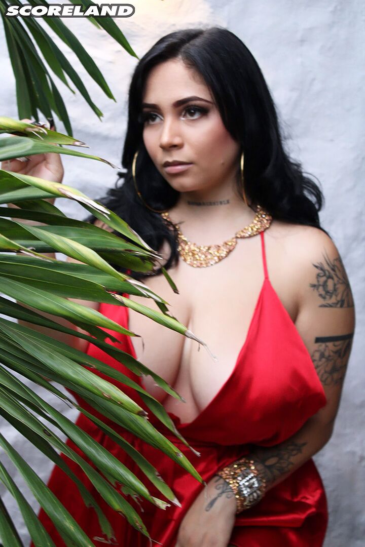 KIM VELEZ & HER SUSPENSION BED