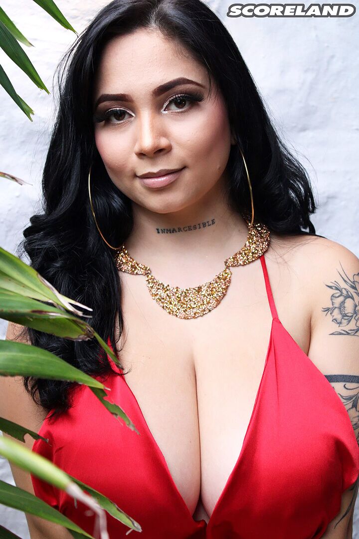 KIM VELEZ & HER SUSPENSION BED