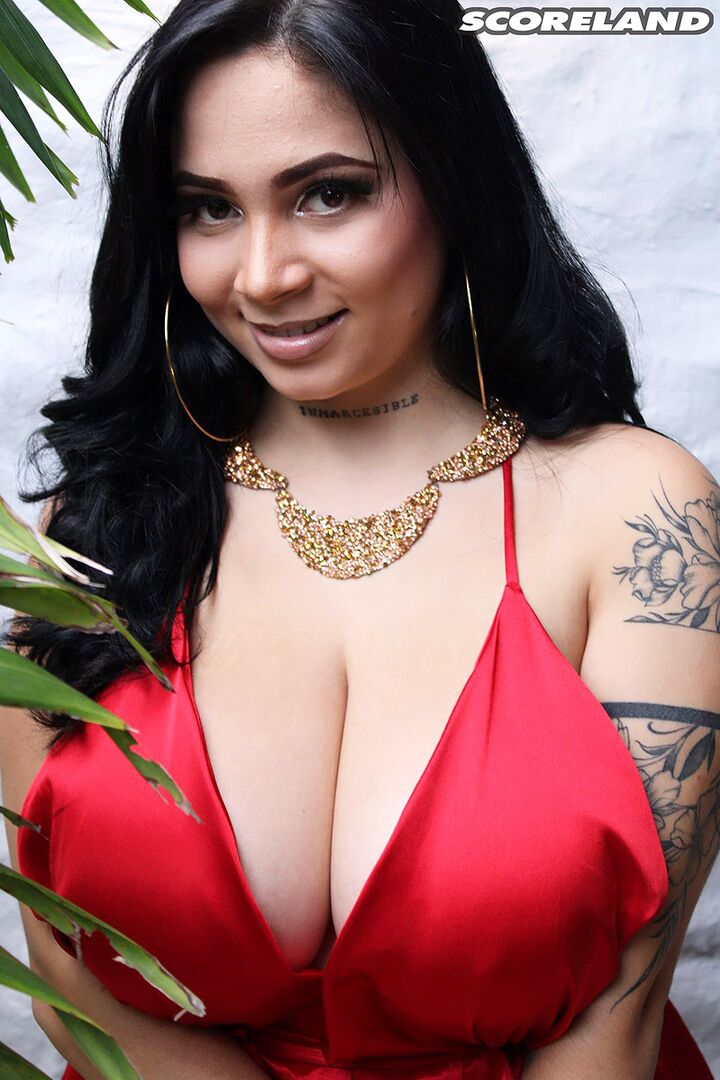 KIM VELEZ & HER SUSPENSION BED