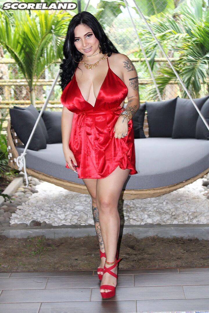 KIM VELEZ & HER SUSPENSION BED