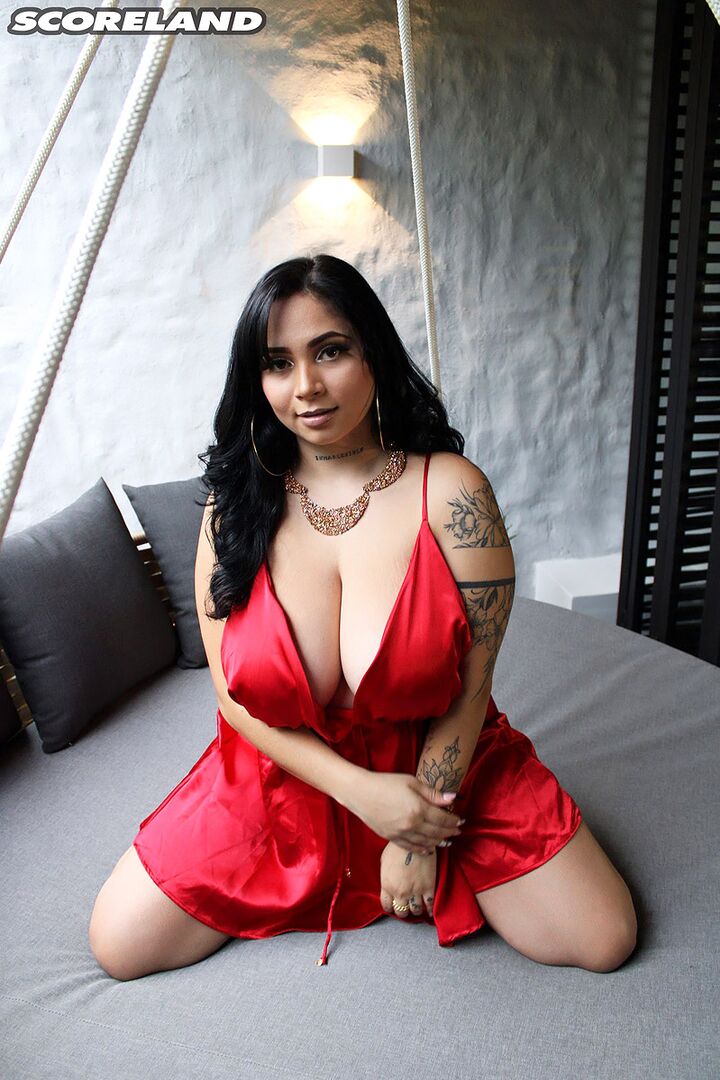 KIM VELEZ & HER SUSPENSION BED