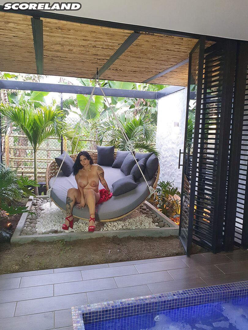 KIM VELEZ & HER SUSPENSION BED