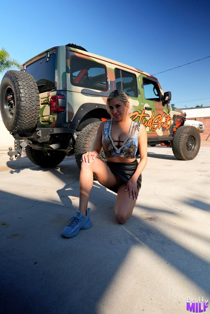 Milf Comes On To Sons Coach - S3:E1
