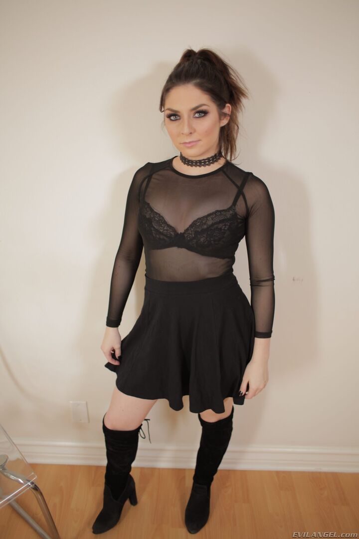 Cute Rapper Buttfucked To Squirting