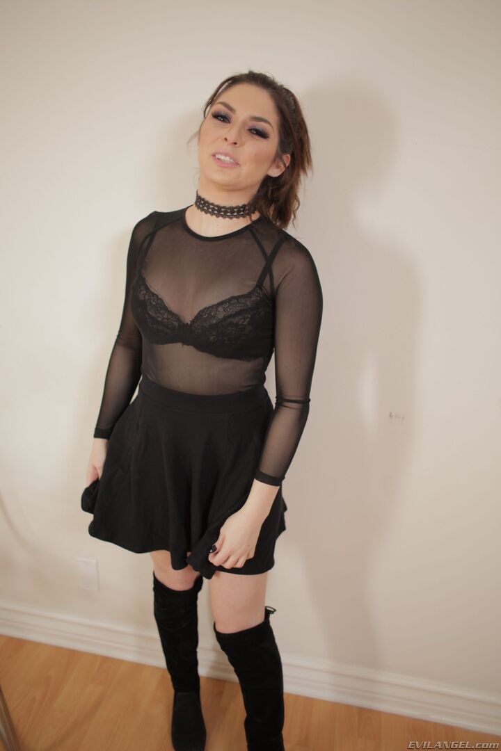 Cute Rapper Buttfucked To Squirting