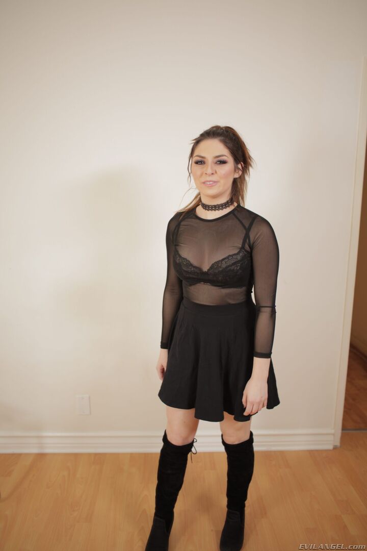 Cute Rapper Buttfucked To Squirting