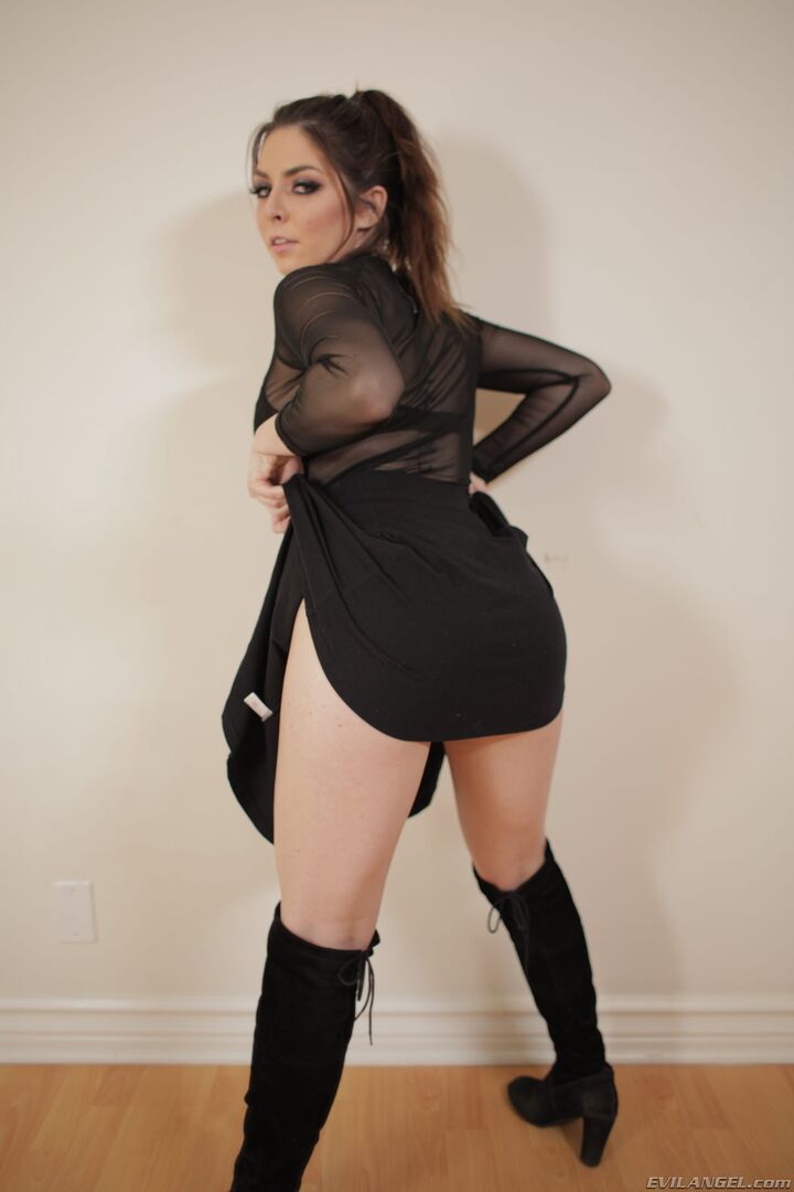 Cute Rapper Buttfucked To Squirting