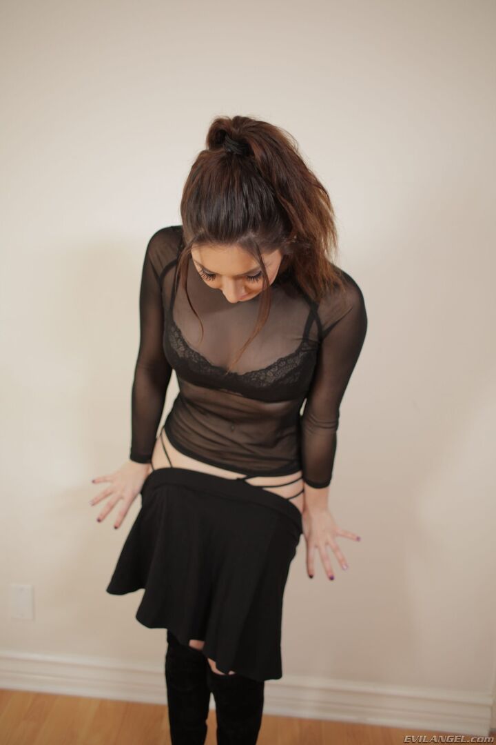 Cute Rapper Buttfucked To Squirting
