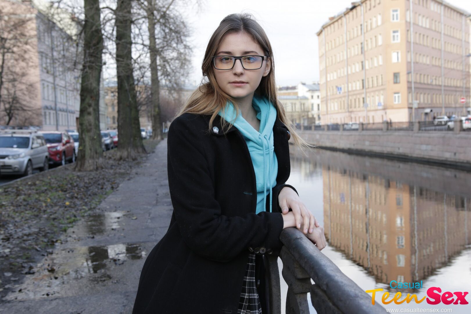 TEEN IN GLASSES FUCKING HOOKUP