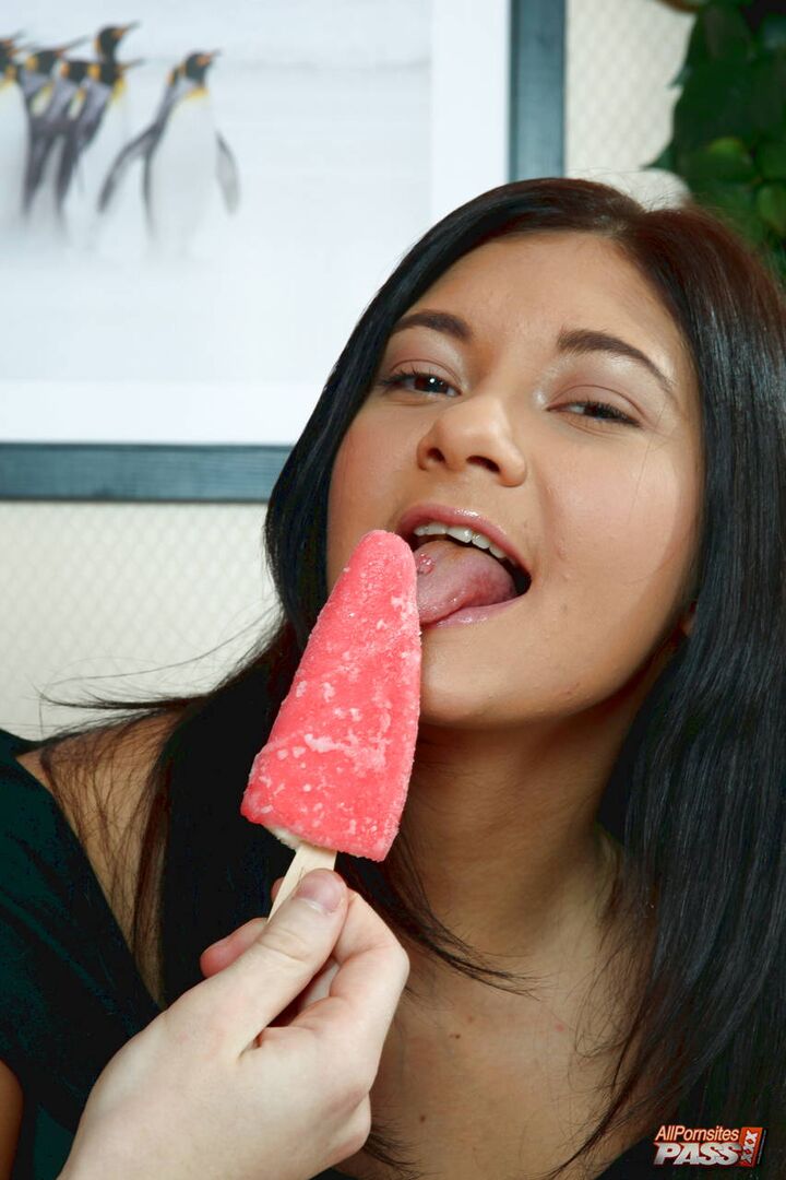 Chinita wants it up her ass