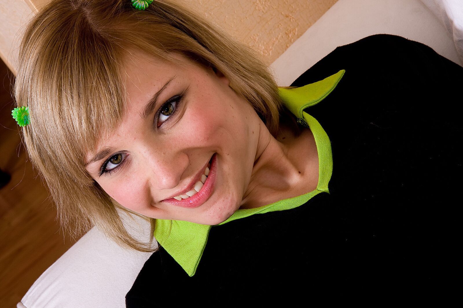 Horny Teen Ronnie Needs to Play with Herself Desperately!