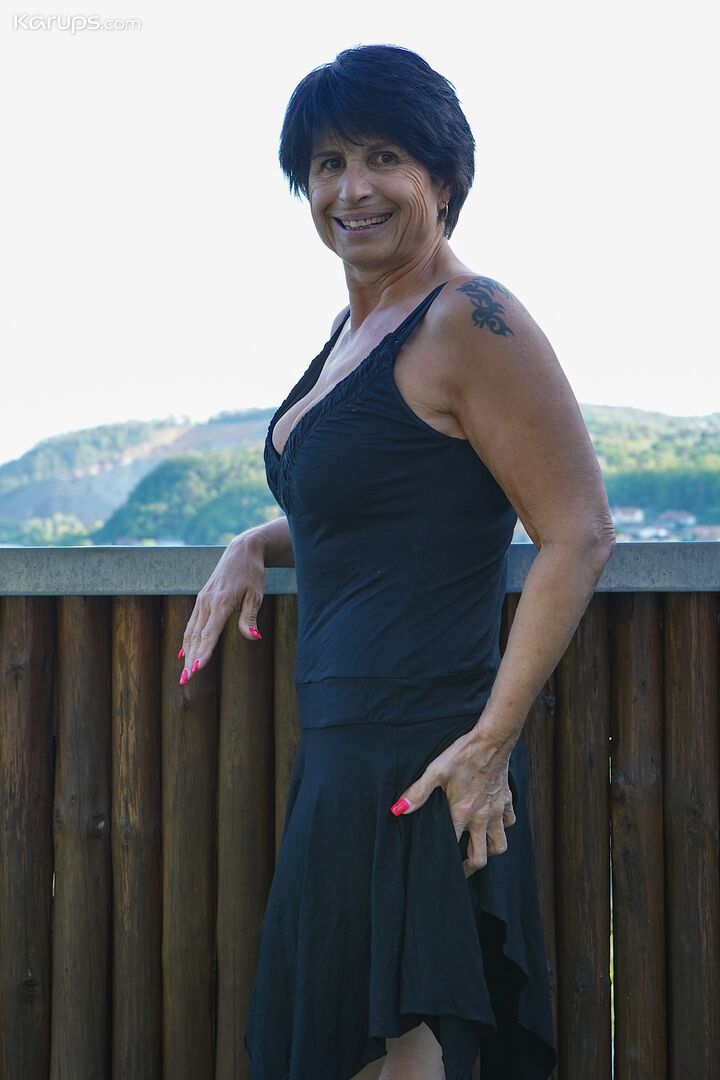 MATURE ALFRESCO FUN
