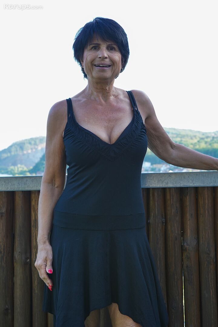 MATURE ALFRESCO FUN