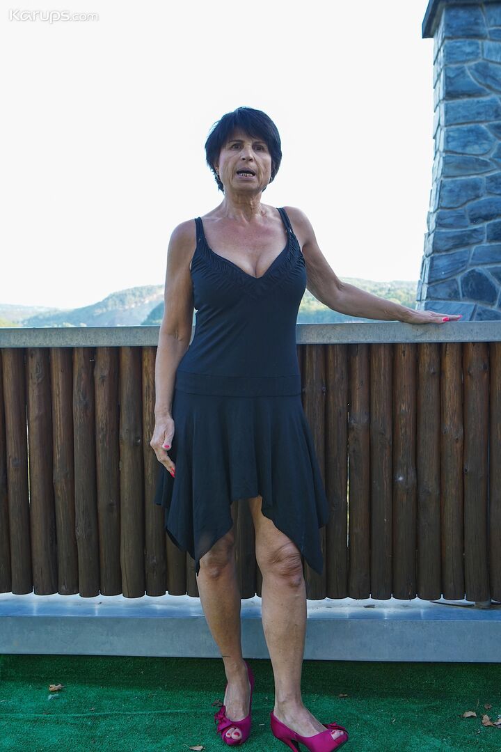 MATURE ALFRESCO FUN