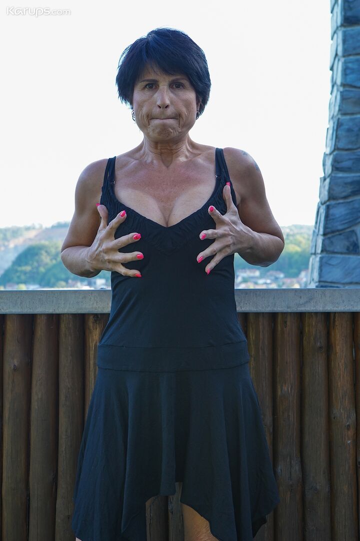 MATURE ALFRESCO FUN