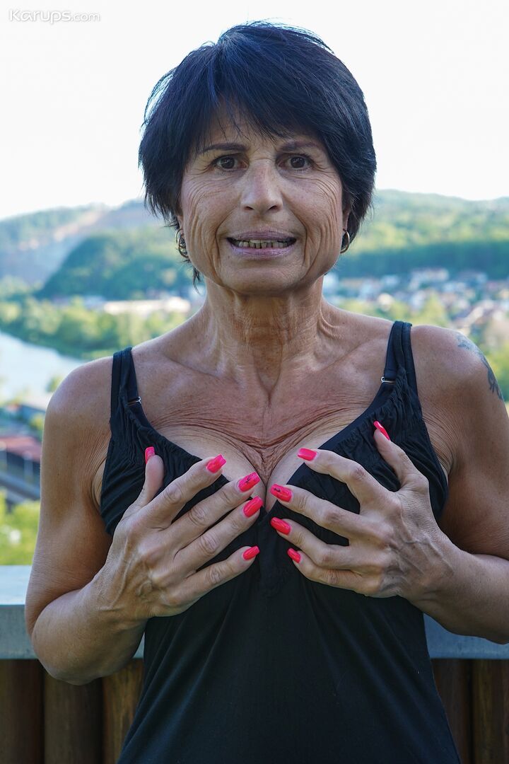 MATURE ALFRESCO FUN