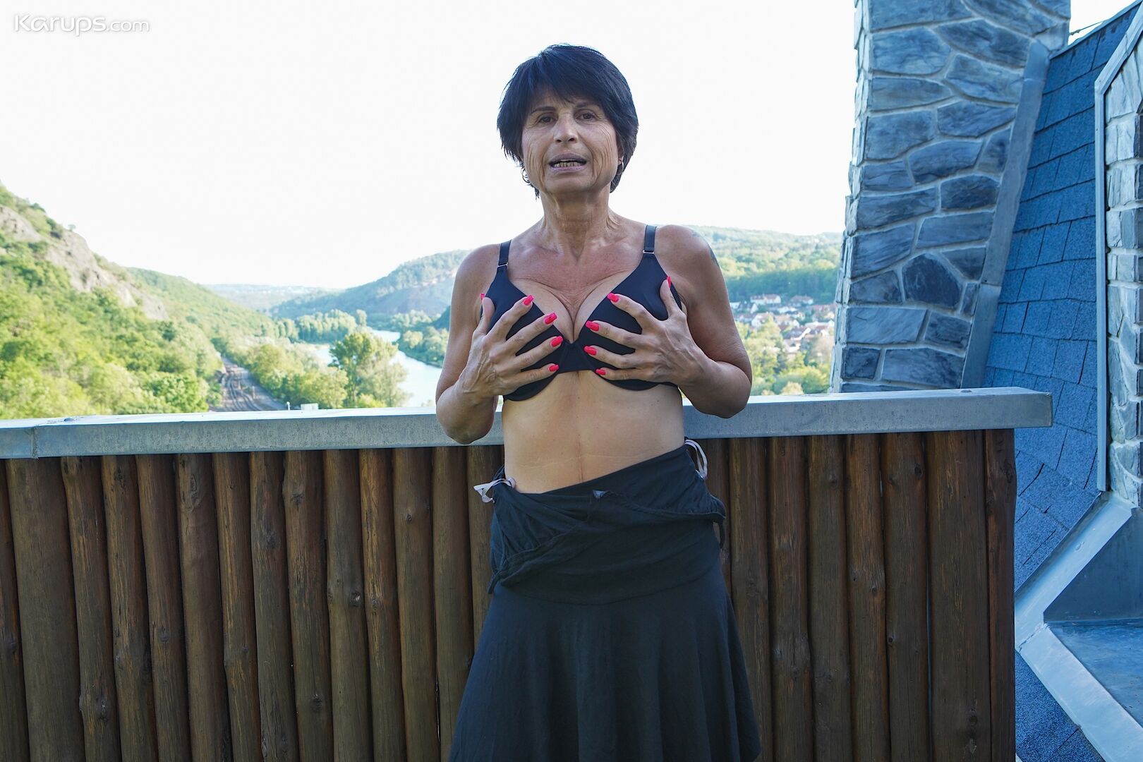 MATURE ALFRESCO FUN