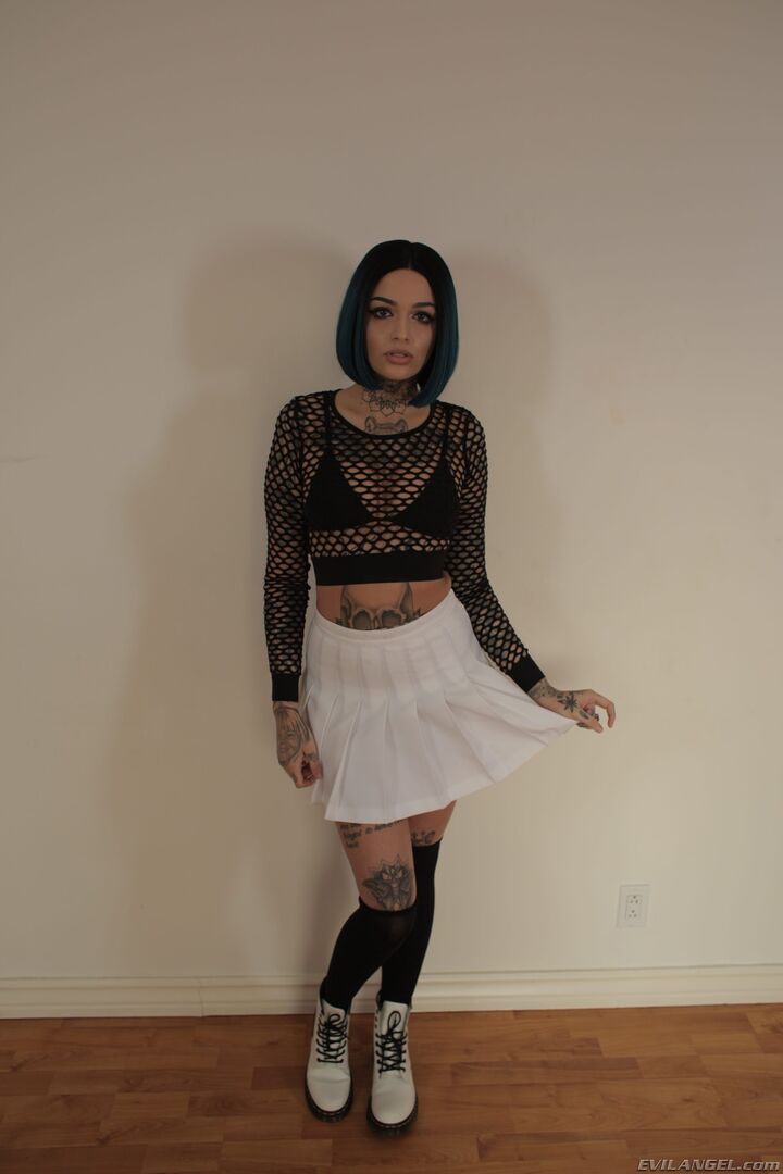 Goth Leigh: Anal Artist Of Girl Squirt