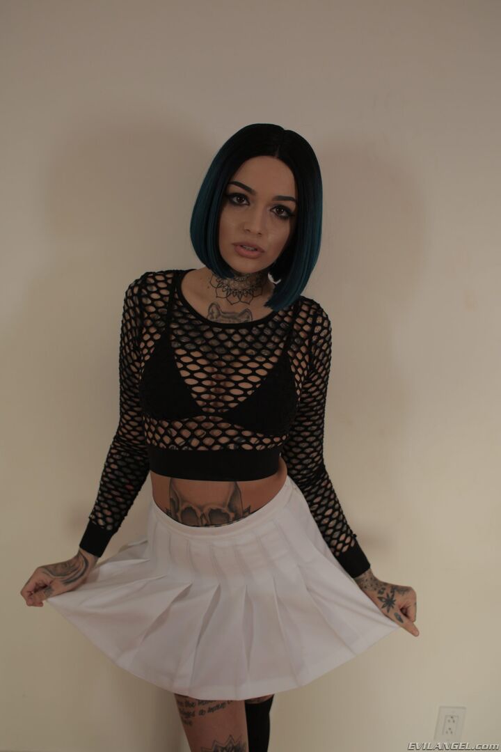 Goth Leigh: Anal Artist Of Girl Squirt